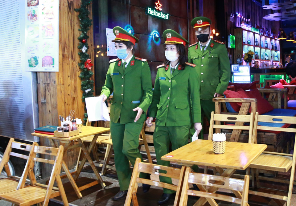 Lực lượng Công an quận Hoàn Kiếm kiểm tra công tác, phòng dịch COVID-19 tại các quán bar, karaoke. (Ảnh: Doãn Tấn/TTXVN)
