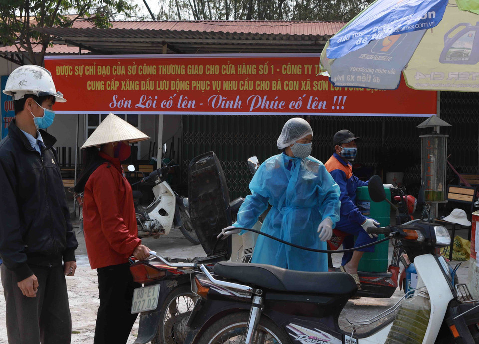 Điểm bán xăng dầu lưu động phục vụ bà con xã Sơn Lôi. (Ảnh: Hoàng Hùng/TTXVN)