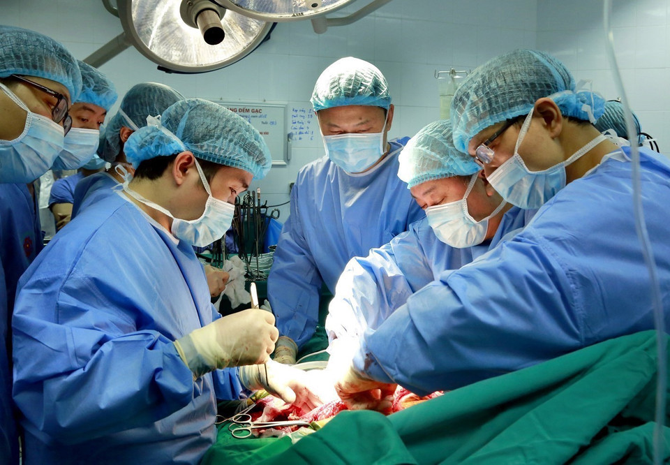 Năm 2017, lần đầu tiên Việt Nam thực hiện ca ghép phổi từ người cho sống. Ca ghép diễn ra ngày 21/2/2017, do các bác sỹ Bệnh viện Quân y 103, Học viện Quân y phối hợp với các chuyên gia Nhật Bản thực hiện. Thành công ca ghép phổi đầu tiên đưa chuyên ngành ghép tạng của Việt Nam lên tầm cao mới. (Nguồn: TTXVN)