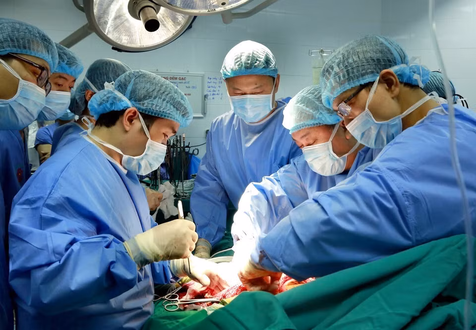 Năm 2017, lần đầu tiên Việt Nam thực hiện ca ghép phổi từ người cho sống. Ca ghép diễn ra ngày 21/2/2017, do các bác sỹ Bệnh viện Quân y 103, Học viện Quân y phối hợp với các chuyên gia Nhật Bản thực hiện. Thành công ca ghép phổi đầu tiên đưa chuyên ngành ghép tạng của Việt Nam lên tầm cao mới. (Nguồn: TTXVN)