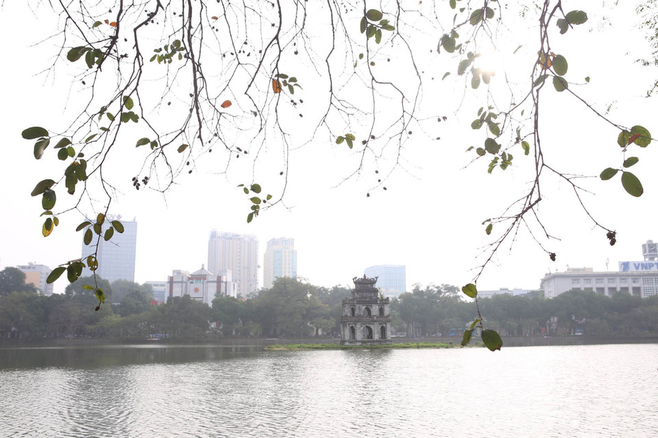 Hồ Gươm khúc giao mùa. (Ảnh: Anh Tuấn/TTXVN)