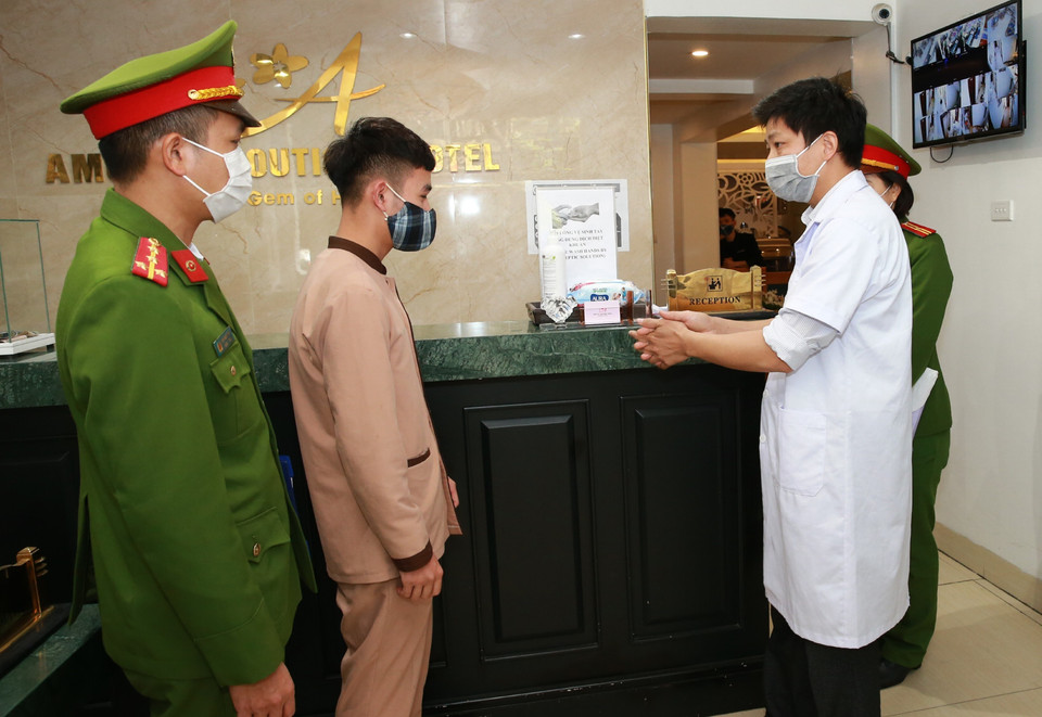 Đoàn kiểm tra tại khách sạn Amorita Boutique số 7, Hàng Dầu, Hoàn Kiếm. (Ảnh: Doãn Tấn/TTXVN)