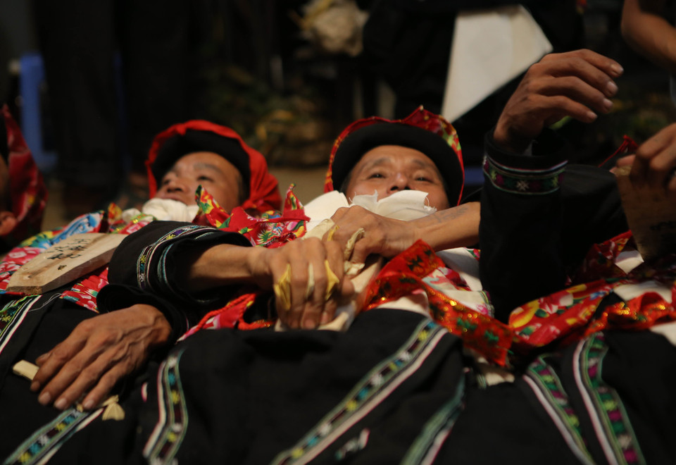 Lễ cấp ấn tín cho các đệ tử thụ lễ. (Ảnh: Chu Hiệu/TTXVN)