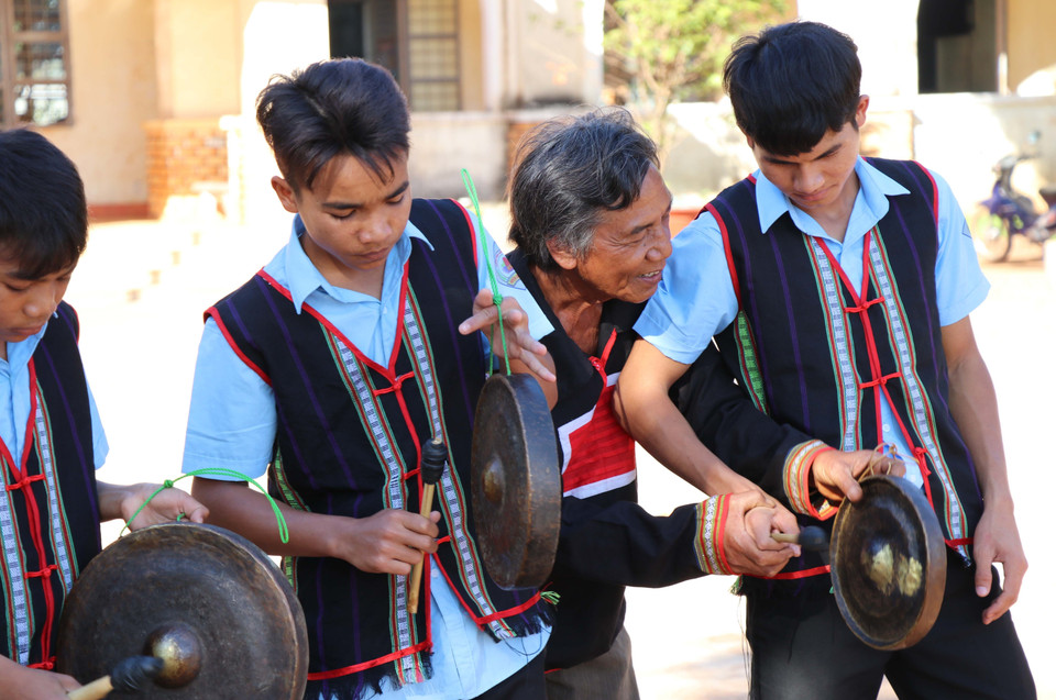 Nghệ nhân Ksor Siơh, dân tộc Jrai, sinh năm 1958, làng Kly, thị trấn Nhơn Hòa, huyện Chư Pưh (Gia Lai) dạy đánh cồng chiêng cho học sinh trong vùng. (Ảnh: Hồng Điệp/TTXVN)