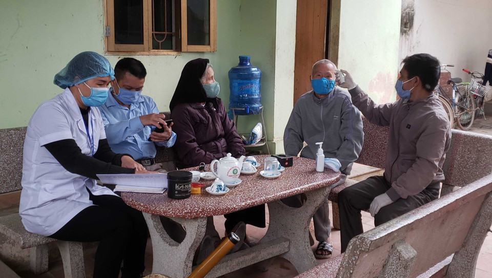 Người dân thôn Lương Câu được giám sát sức khỏe tại nhà. (Ảnh: Hoàng Hùng/TTXVN)