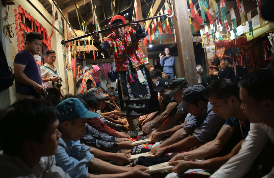 Nghi lễ cấp ấn tín cho các đệ tử thụ lễ trong Lễ cấp sắc 12 đèn của đồng bào Dao Tiền. (Ảnh: Chu Hiệu/TTXVN)