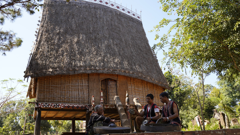 Anh Rơ Châm Van (ngồi giữa), 31 tuổi, dân tộc Jrai, sống tại làng Bồ 1, xã Ia Yok, huyện Ia Grai (Gia Lai) cùng những nghệ nhân già chỉnh chiêng cho dân làng. (Ảnh: Hồng Điệp/TTXVN)