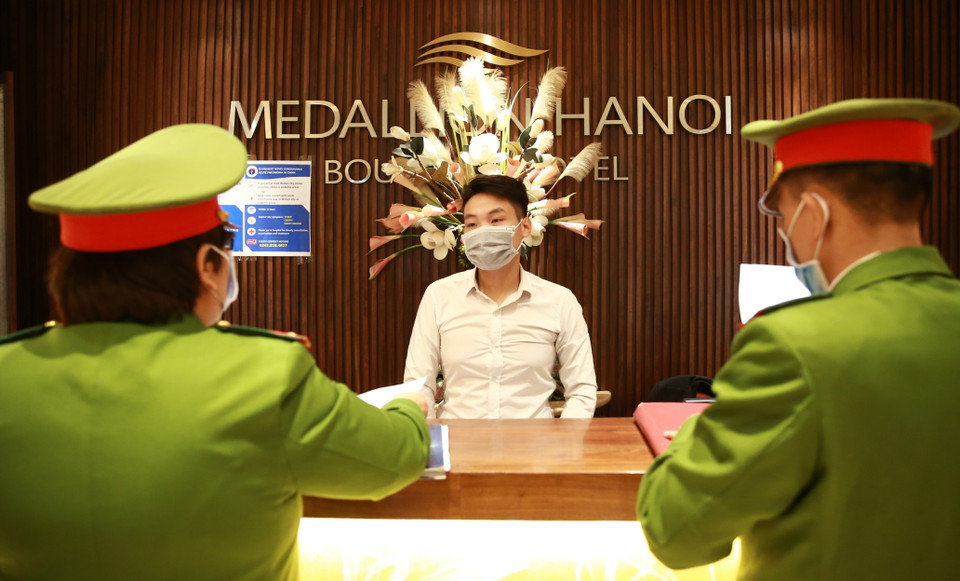 Lực lượng Công an quận Hoàn Kiếm kiểm tra công tác, phòng dịch COVID-19 tại các quán bar, karaoke. (Ảnh: Doãn Tấn/TTXVN)