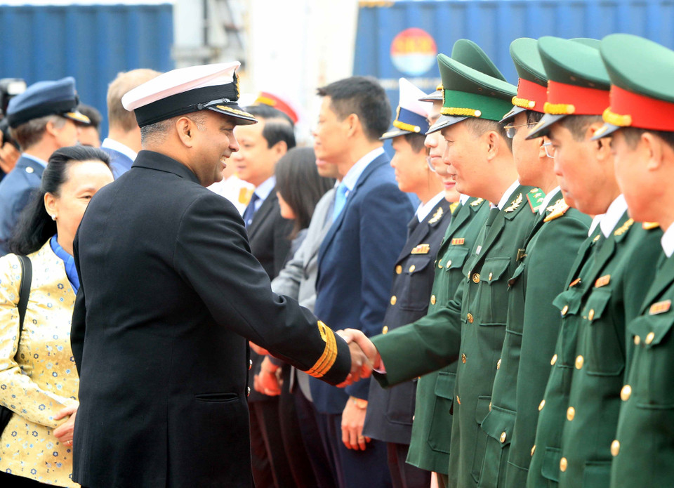 Thuyền trưởng tàu hải quân HMS Enterprise Cecil Ladislaus với các đại biểu tại lễ đón. (Ảnh: An Đăng/TTXVN)