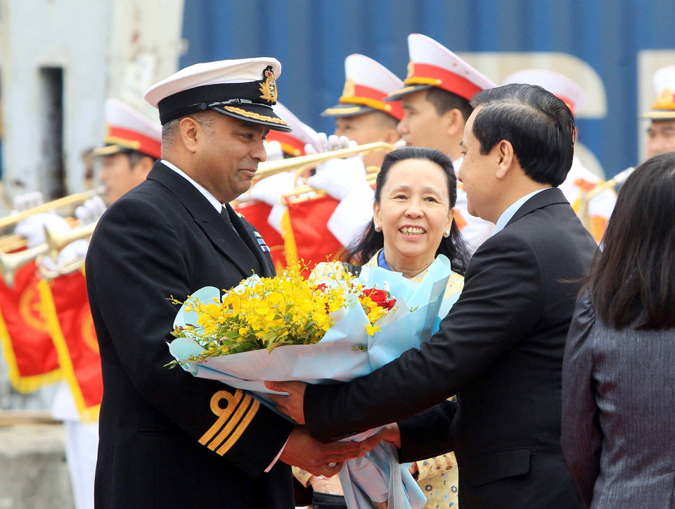 Phó Chủ tịch Ủy ban nhân dân thành phố Hải Phòng Nguyễn Văn Thành đón Thuyền trưởng Cecil Ladislaus. (Ảnh: An Đăng/TTXVN)