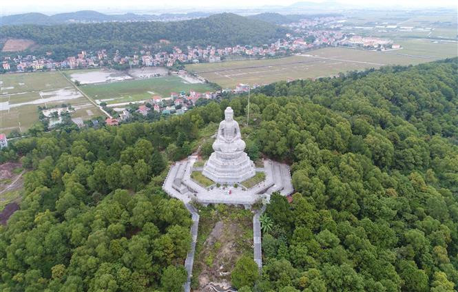 Tượng phật A di đà tại chùa Phật Tích nhìn từ trên cao. (Ảnh: Thanh Thương/TTXVN)