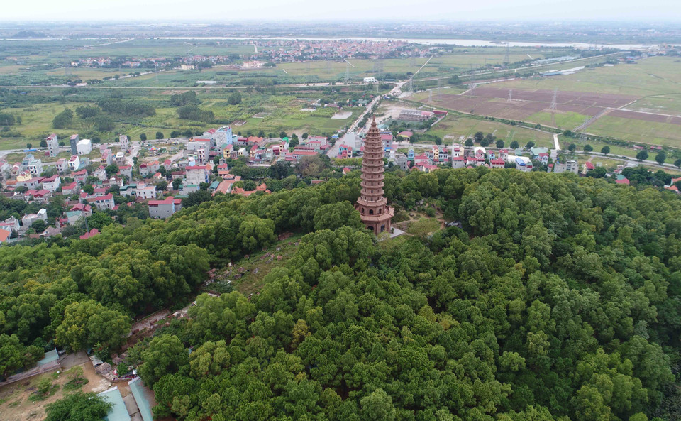 Tháp chuông tại chùa Phật Tích nhìn từ trên cao. (Ảnh: Thanh Thương/TTXVN)