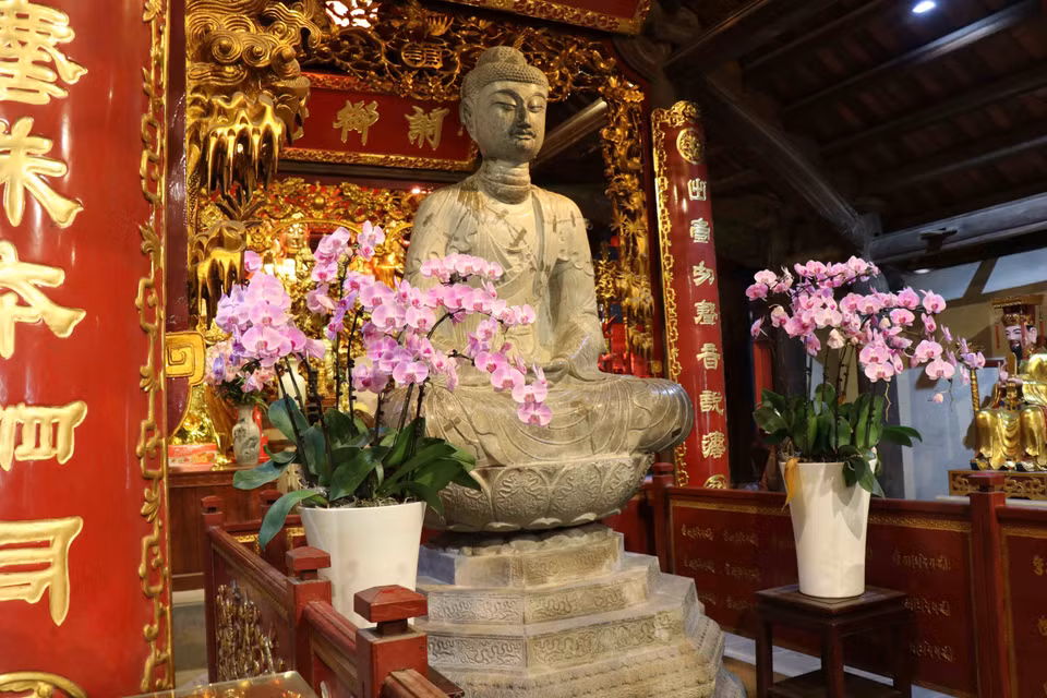 Pho tượng phật A di đà bằng đá có niên đại hơn 1.000 năm tuổi. (Ảnh: Thanh Thương/TTXVN)