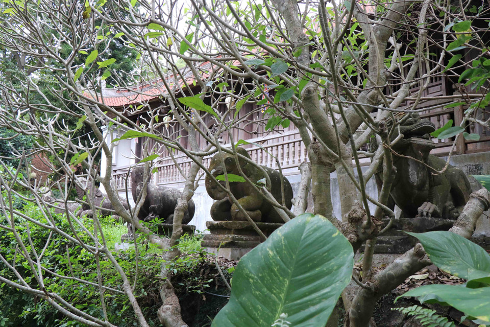 Hàng linh thú đá có niên đại thời Lý là một trong những báu vật ở chùa Phật Tích được công nhận Bảo vật Quốc gia năm 2017. (Ảnh: Thanh Thương/TTXVN)