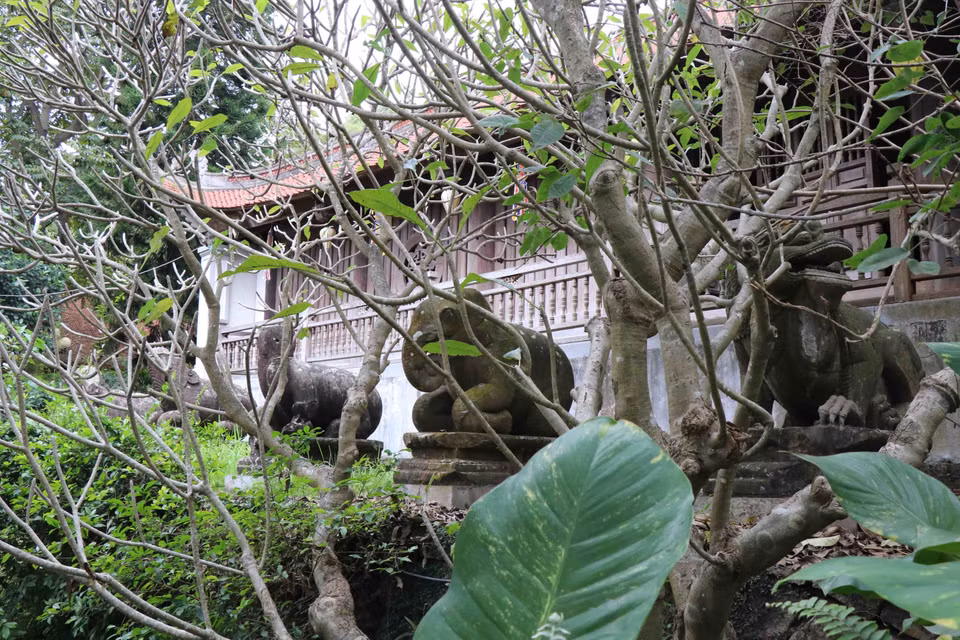 Hàng linh thú đá có niên đại thời Lý là một trong những báu vật ở chùa Phật Tích được công nhận Bảo vật Quốc gia năm 2017. (Ảnh: Thanh Thương/TTXVN)
