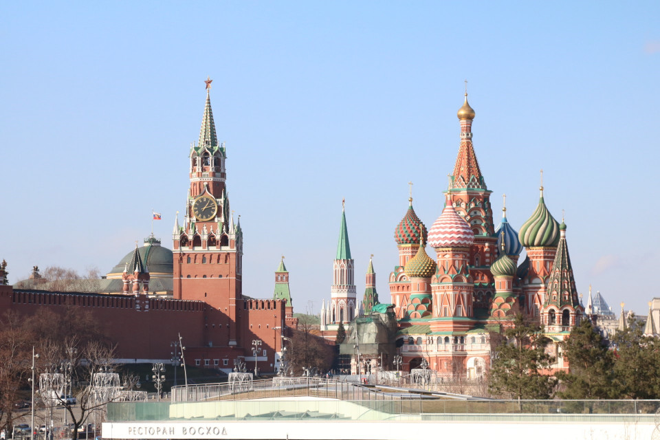 Nhà thờ Thánh Basil (phải) nằm trên Quảng trường Đỏ, cạnh tháp canh Spasskaya nổi tiếng của Điện Kremlin. (Ảnh: Duy Trinh/TTXVN)