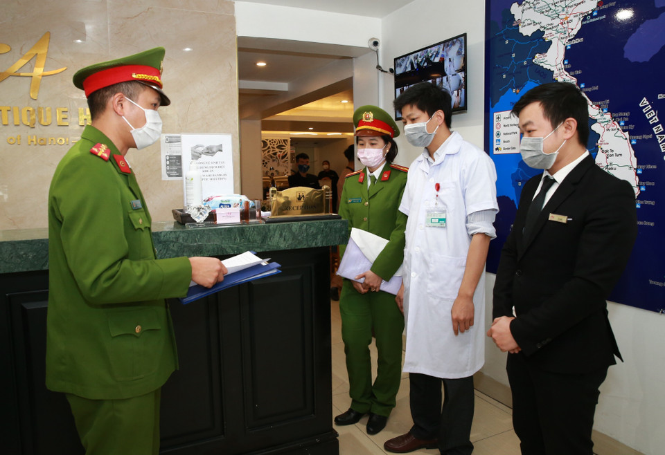Đoàn kiểm tra tại khách sạn Amorita Boutique số 7, Hàng Dầu, Hoàn Kiếm. (Ảnh: Doãn Tấn/TTXVN)