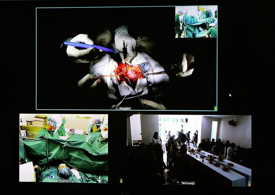 Sáng 28/12/2013, Bệnh viện Đa khoa Xanh Pôn Hà Nội lần đầu tiên thực hiện ca ghép thận trên người thuộc đề án Phát triển kỹ thuật ghép bộ phận cơ thể người của ngành Y tế Hà Nội. (Ảnh: Dương Ngọc/TTXVN)