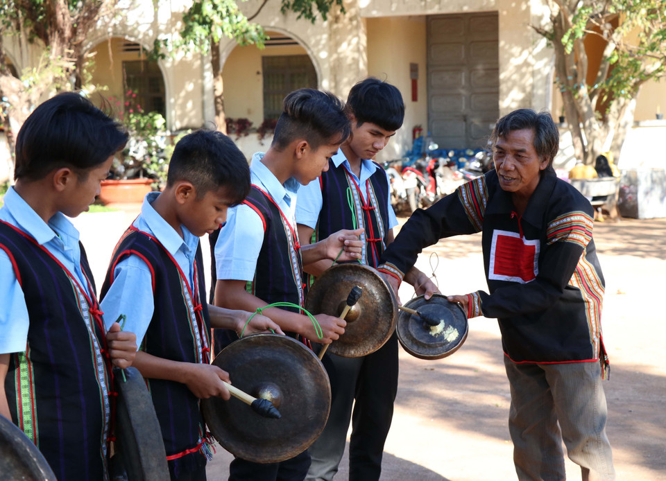 Nghệ nhân Ksor Siơh, dân tộc Jrai, sinh năm 1958, làng Kly, thị trấn Nhơn Hòa, huyện Chư Pưh (Gia Lai) dạy đánh cồng chiêng cho học sinh trong vùng. (Ảnh: Hồng Điệp/TTXVN)