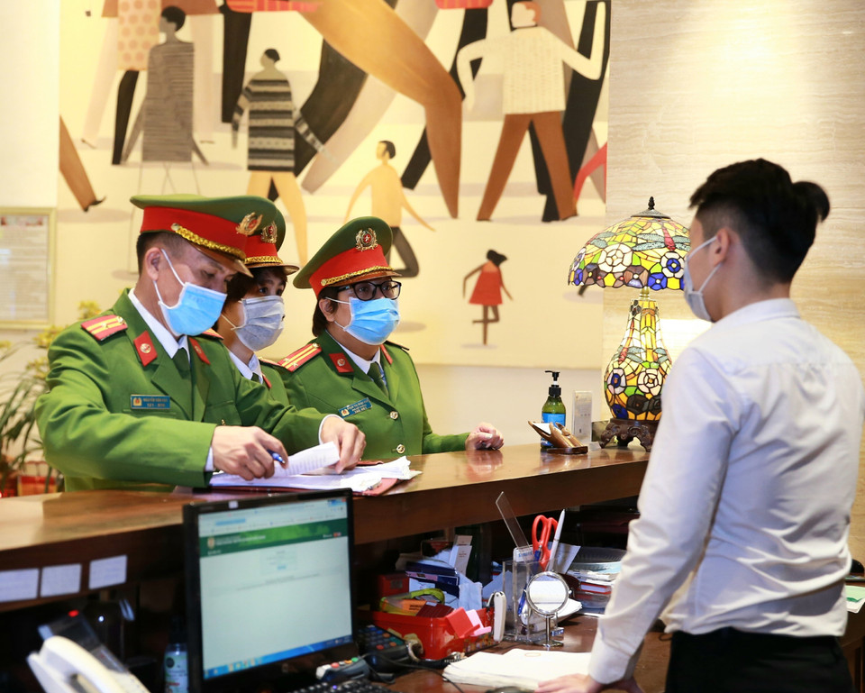 Lực lượng Công an quận Hoàn Kiếm kiểm tra công tác, phòng dịch COVID-19 tại các quán bar, karaoke. (Ảnh: Doãn Tấn/TTXVN)