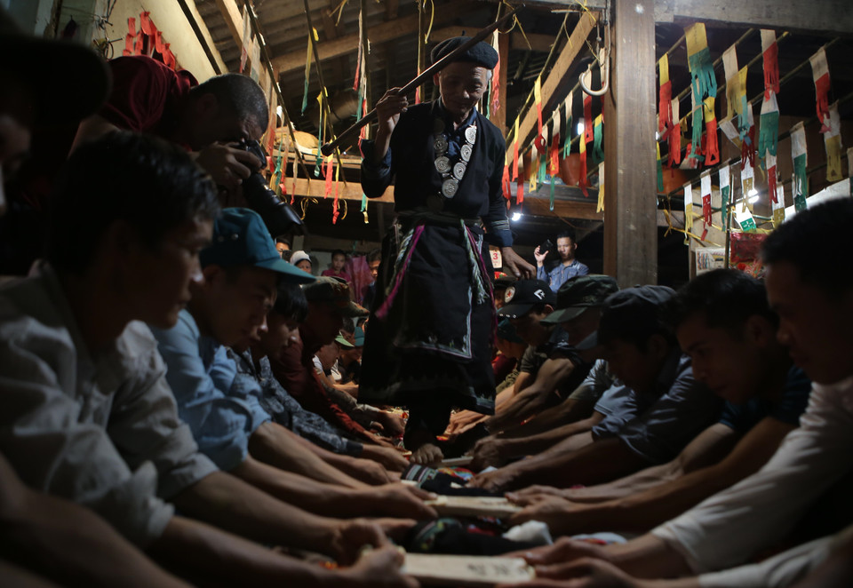 Nghi lễ cấp ấn tín cho các đệ tử thụ lễ trong Lễ cấp sắc 12 đèn của đồng bào Dao Tiền. (Ảnh: Chu Hiệu/TTXVN)