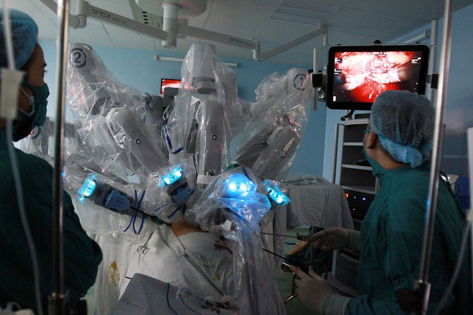 Sáng 10/12/2016, Bệnh viện Bình Dân (TP. Hồ Chí Minh) tổ chức khánh thành, đưa vào ứng dụng kỹ thuật Phẫu thuật nội soi bằng robot hình ảnh 3D, công nghệ hiện đã trở thành phổ biến tại các trung tâm phẫu thuật lớn ở Mỹ, châu Âu, Nhật Bản, Hàn Quốc... để điều trị các loại phẫu thuật lớn, phức tạp. (Ảnh: Phương Vy/TTXVN)