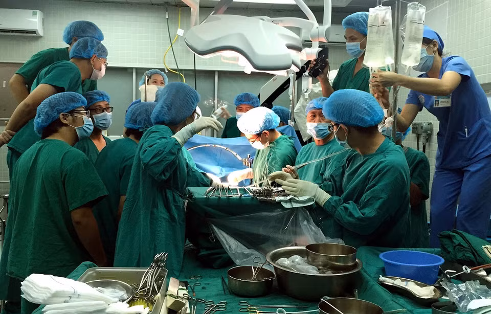 Trong ảnh: Sau thành công của ca ghép tạng "Xuyên Việt" ngày 4/9/2015, Bệnh viện Hữu nghị Việt Đức (Bộ Y tế) đã chia sẻ những hình ảnh về hành trình đưa lá gan và quả tim của người hiến tạng chết não từ Bệnh viện Chợ Rẫy (thành phố Hồ Chí Minh) ra Hà Nội để thực hiện ghép tạng, mang lại sự sống cho 2 bệnh nhân suy gan, suy tim giai đoạn cuối. (Nguồn: TTXVN)