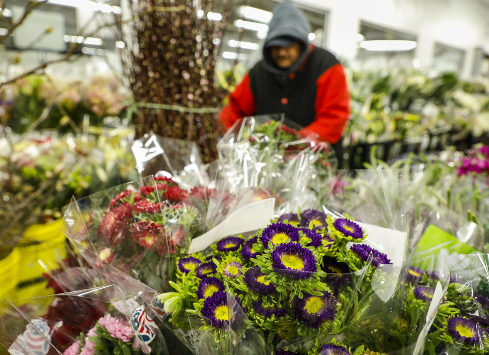 Hoa được bày bán trước thềm ngày Lễ tình yêu Valentine tại chợ hoa ở Chicago, Mỹ, ngày 12/2/2020. (Nguồn: THX/TTXVN)