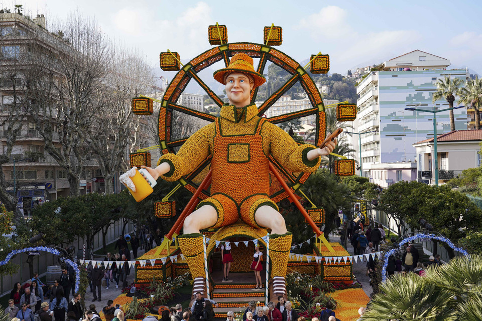 Hàng trăm tấn chanh và cam dưới bàn tay khéo léo của những nghệ nhân tạo hình đã trở thành các tác phẩm độc đáo. (Nguồn: THX/TTXVN)