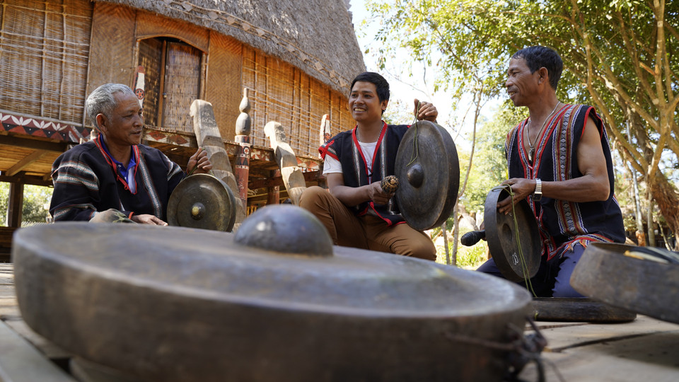 Anh Rơ Châm Van (ngồi giữa), 31 tuổi, dân tộc Jrai, sống tại làng Bồ 1, xã Ia Yok, huyện Ia Grai (Gia Lai) đam mê chỉnh chiêng từ bé. (Ảnh: Hồng Điệp/TTXVN)