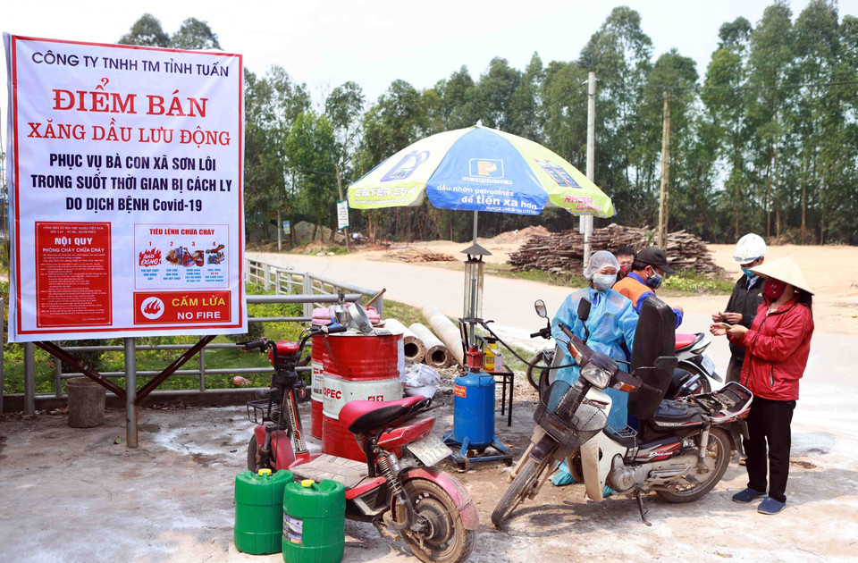 Điểm bán xăng dầu lưu động phục vụ bà con xã Sơn Lôi trong suốt thời gian cách ly. (Ảnh: Hoàng Hùng/TTXVN)