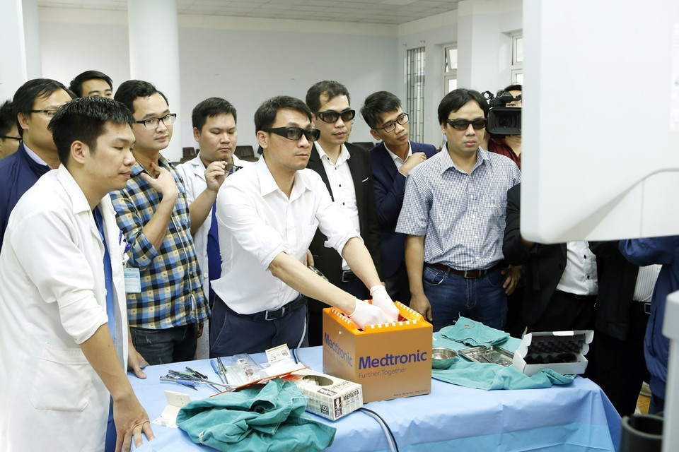 Công nghệ 3D phẫu thuật và sửa chữa tim mạch. Năm 2017, lần đầu tiên trên cả nước, Trung tâm tim mạch Bệnh viện E (Hà Nội) ứng dụng công nghệ 3D vào phẫu thuật và sửa chữa tim mạch các bệnh lý lồng ngực cho bệnh nhân. Những ưu điểm vượt trội của công nghệ 3D giúp các bác sỹ có thể phẫu thuật tim mạch chính xác, nhanh chóng và hiệu quả, giảm các biến chứng cho người bệnh. (Ảnh: Dương Ngọc/TTXVN)