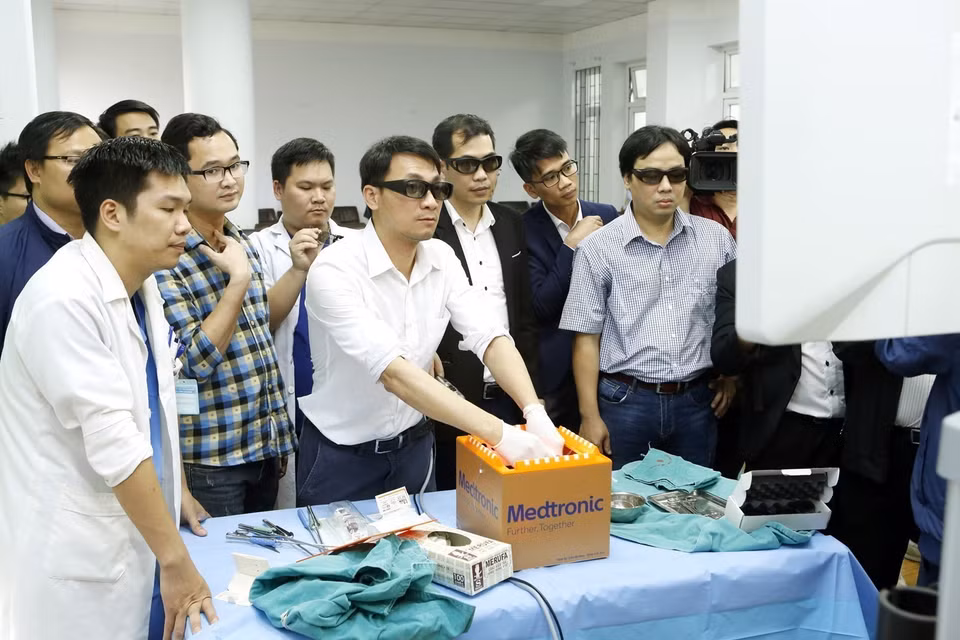 Công nghệ 3D phẫu thuật và sửa chữa tim mạch. Năm 2017, lần đầu tiên trên cả nước, Trung tâm tim mạch Bệnh viện E (Hà Nội) ứng dụng công nghệ 3D vào phẫu thuật và sửa chữa tim mạch các bệnh lý lồng ngực cho bệnh nhân. Những ưu điểm vượt trội của công nghệ 3D giúp các bác sỹ có thể phẫu thuật tim mạch chính xác, nhanh chóng và hiệu quả, giảm các biến chứng cho người bệnh. (Ảnh: Dương Ngọc/TTXVN)