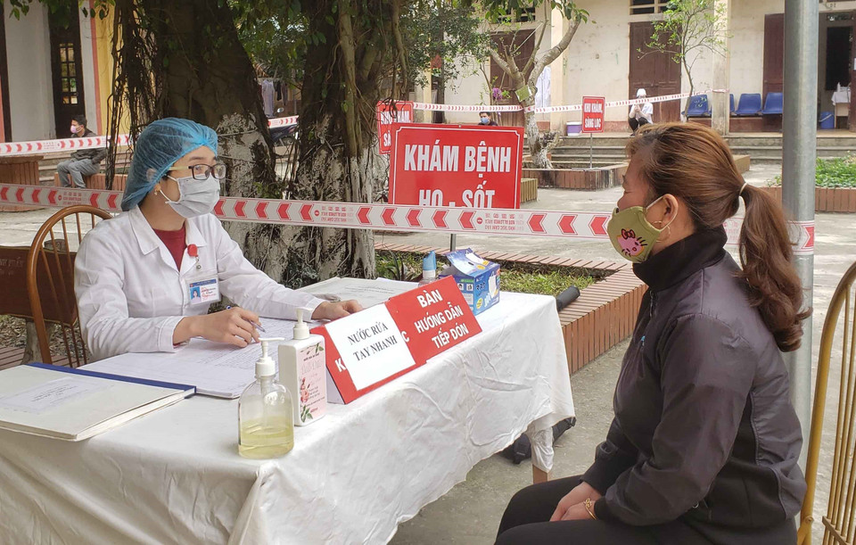 Người dân tới khám bệnh tại Trạm y tế xã Sơn Lôi. (Ảnh: Hoàng Hùng/TTXVN)