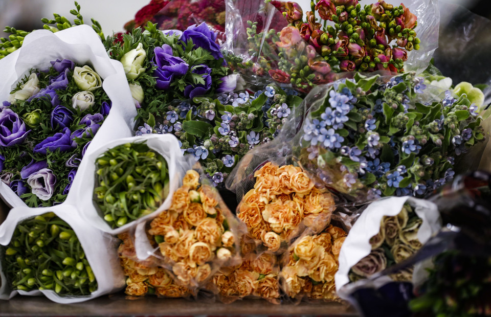 Hoa được bày bán trước thềm ngày Lễ tình yêu Valentine tại chợ hoa ở Chicago, Mỹ, ngày 12/2/2020. (Nguồn: THX/TTXVN)