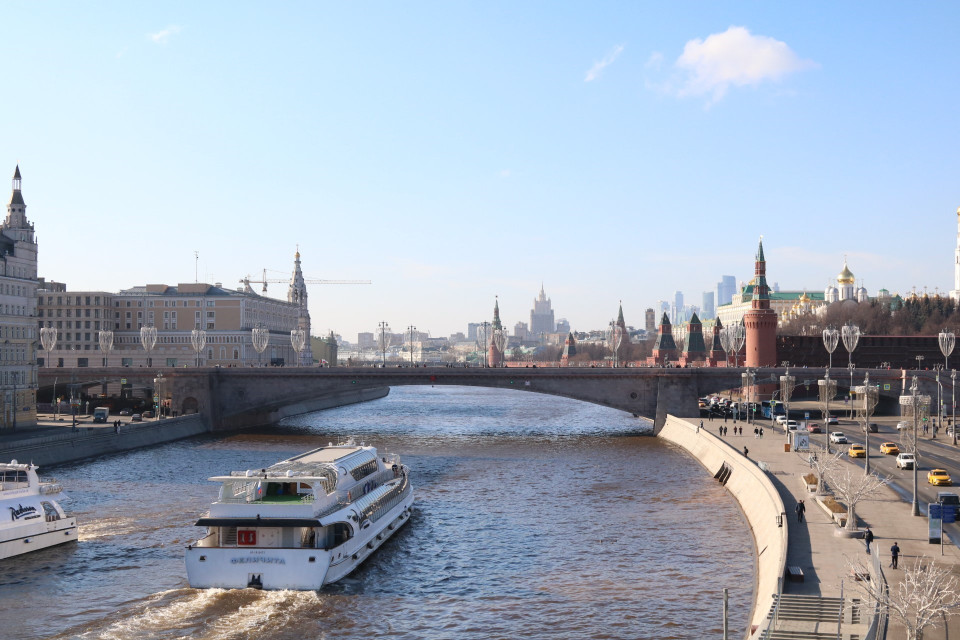 Các tháp canh, tháp nhà thờ trong Điện Kremlin nhìn từ sông Moskva. (Ảnh: Duy Trinh/TTXVN)