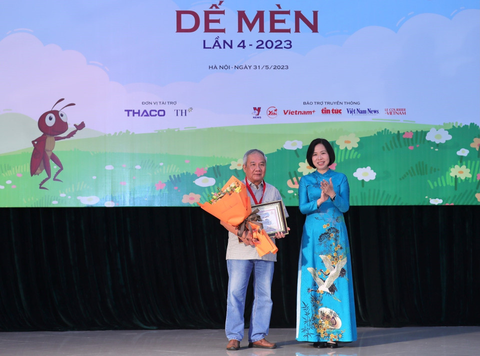 Tổng Giám đốc TTXVN Vũ Việt Trang trao Giải thưởng lớn “Hiệp sỹ Dế mèn” và chứng nhận cho nhà văn Trần Đức Tiến với truyện dài “A lô! Cậu đấy à.” (Ảnh: Hoàng Hiếu/TTXVN)