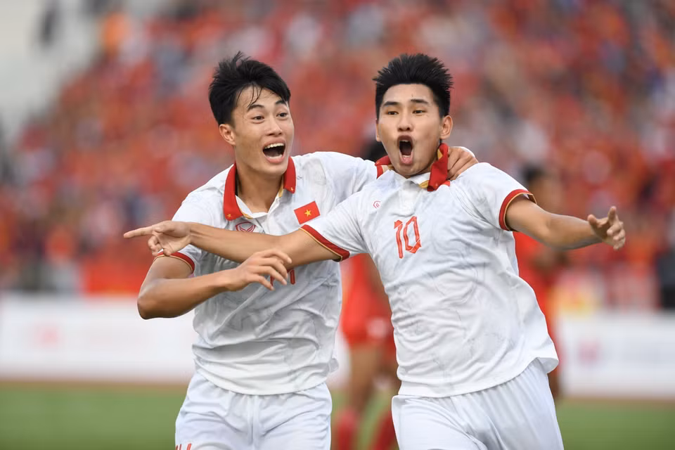 Niềm vui của Đinh Xuân Tiến (10) và đồng đội sau khi U22 Việt Nam có bàn san bằng tỷ số 2-2. (Ảnh: Hoàng Linh/TTXVN)