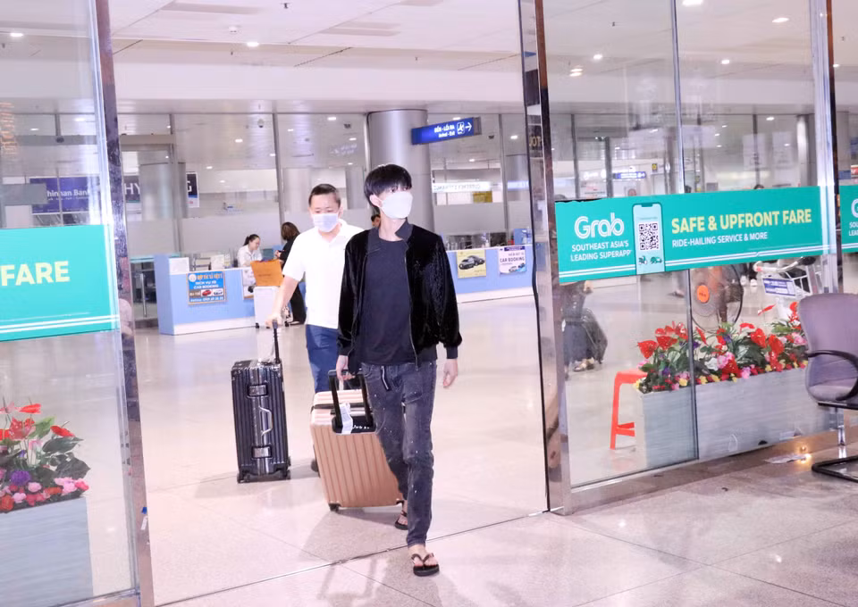 60 công dân Việt Nam đầu tiên trong số 437 người được lực lượng chức năng Philippines giải cứu ngày 4/5/2022 tại tỉnh Pampanga, gần thủ đô Manila, về đến sân bay Tân Sơn Nhất, Thành phố Hồ Chí Minh. (Ảnh: Xuân Khu/TTXVN)