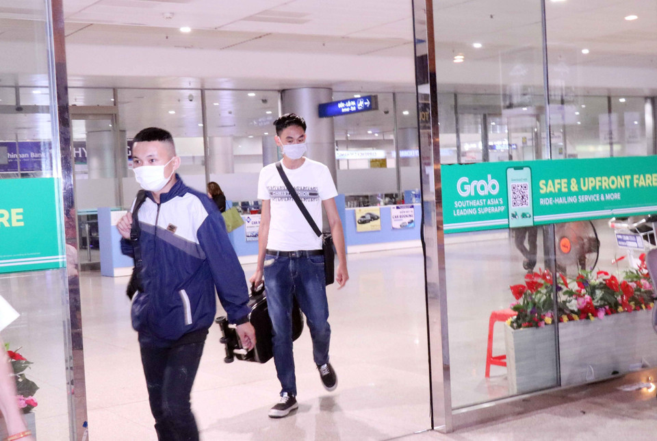 Các công dân Việt Nam từ Philippines về đến sân bay Tân Sơn Nhất. (Ảnh: Xuân Khu/TTXVN)