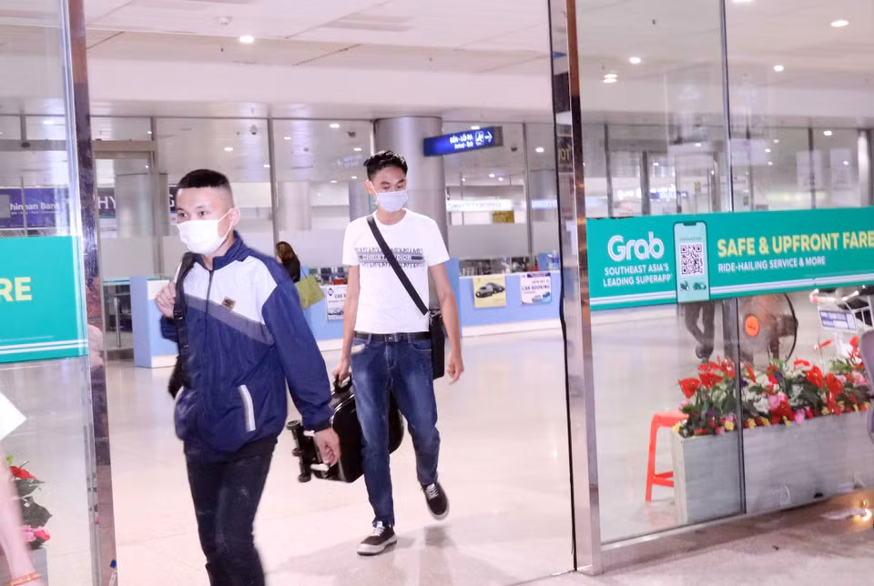 Các công dân Việt Nam từ Philippines về đến sân bay Tân Sơn Nhất. (Ảnh: Xuân Khu/TTXVN)