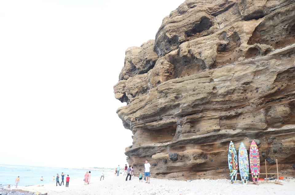 Vách Hang Câu được hình thành từ dung nham núi lửa và bào mòn của nước biển, là điểm đến ưa thích của du khách. (Ảnh: Phạm Cường/TTXVN)