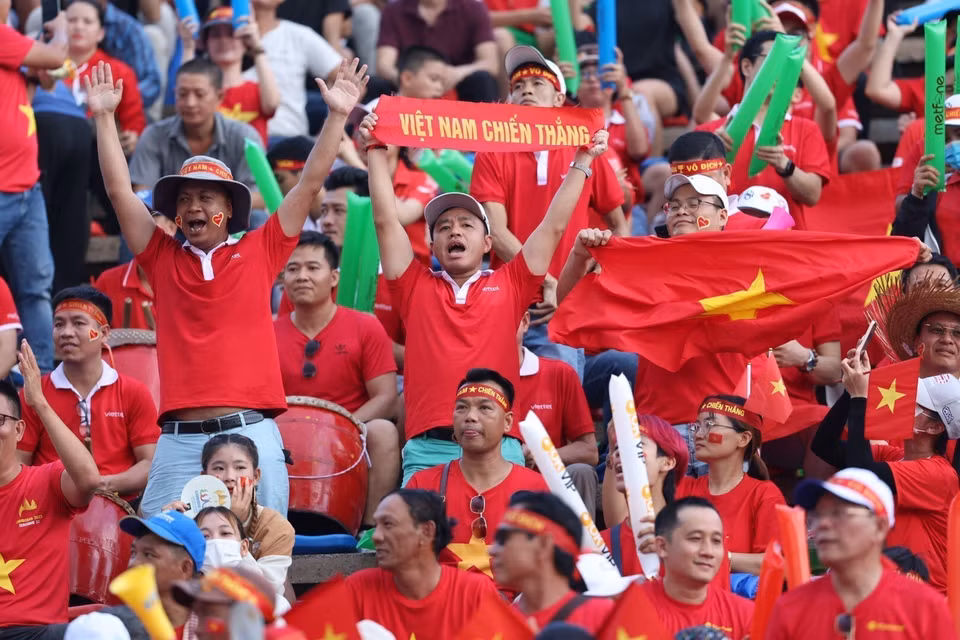 Cổ động viên Việt Nam có mặt rất đông trên sân vận động Olympic ở Phnom Penh (Campuchia) cổ vũ cho đội tuyển. (Ảnh: Hoàng Linh/TTXVN)