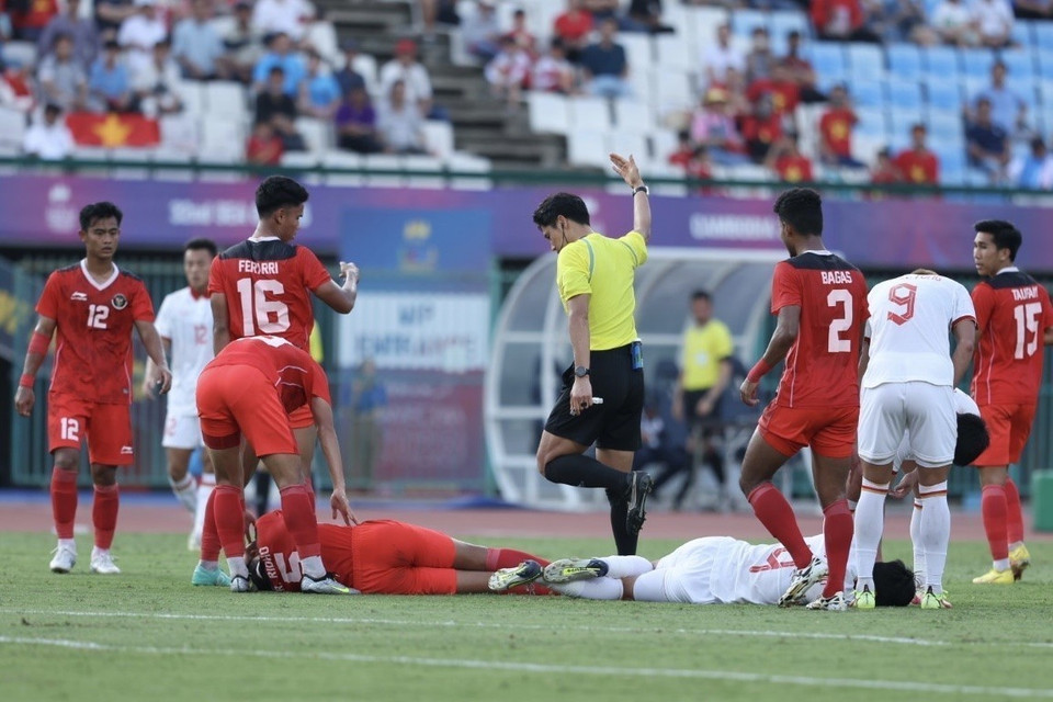 Hiệp 2 tiếp tục với những pha tranh chấp bóng quyết liệt của cầu thủ hai đội, đặc biệt sau khi U22 Indonesia nâng tỷ số lên 2-1. (Ảnh: Minh Quyết/TTXVN)