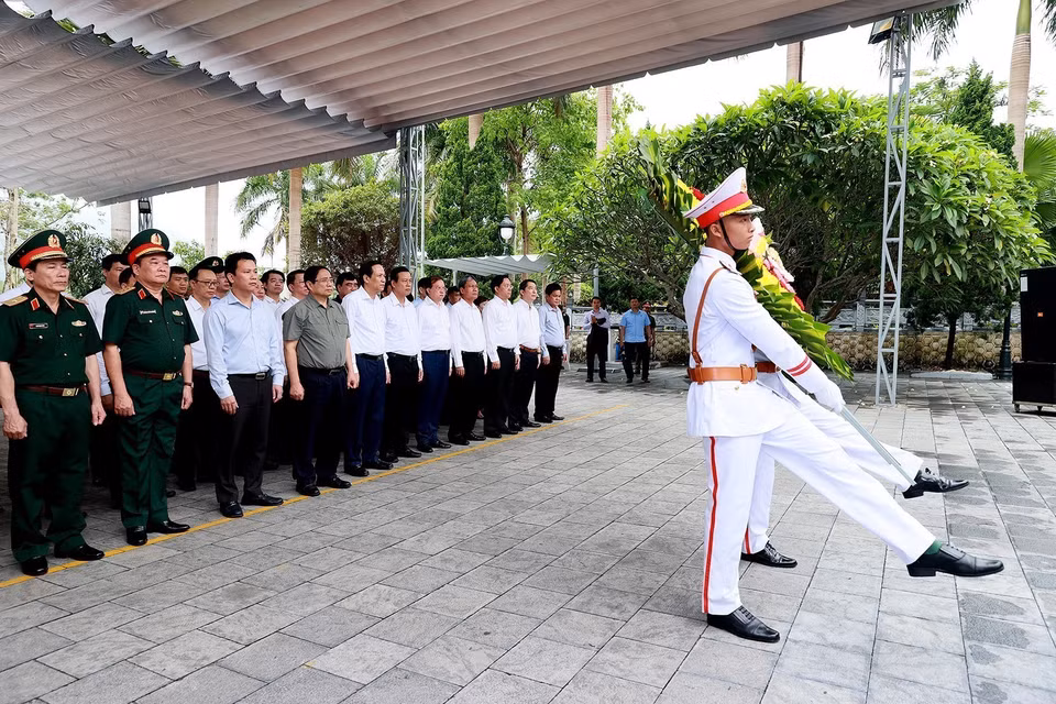 Thủ tướng Phạm Minh Chính và các đại biểu dâng hương, hoa tưởng niệm các Anh hùng Liệt sỹ tại Nghĩa trang Liệt sỹ Quốc gia Vị Xuyên. (Ảnh: Dương Giang/TTXVN)