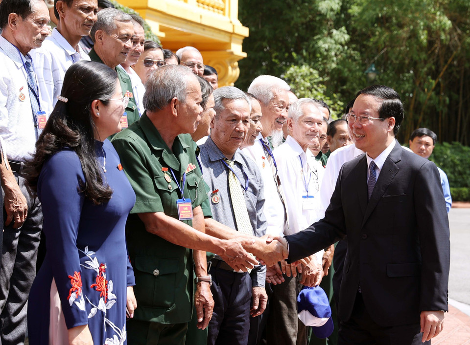 Sáng 30/5, tại Phủ Chủ tịch, Chủ tịch nước Võ Văn Thưởng gặp mặt thân mật Đoàn đại biểu người có công với cách mạng tỉnh Vĩnh Long nhân dịp ra thăm Thủ đô Hà Nội. (Ảnh: Thống Nhất/TTXVN)