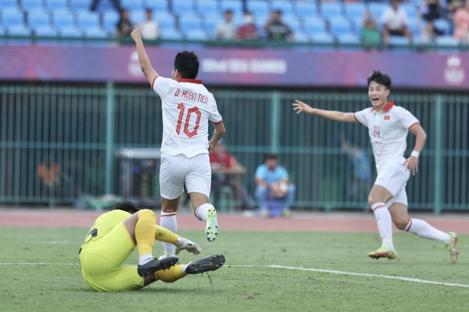 Niềm vui của Đinh Xuân Tiến (10) và đồng đội sau khi U22 Việt Nam có bàn san bằng tỷ số 2-2. (Ảnh: Minh Quyết/TTXVN)