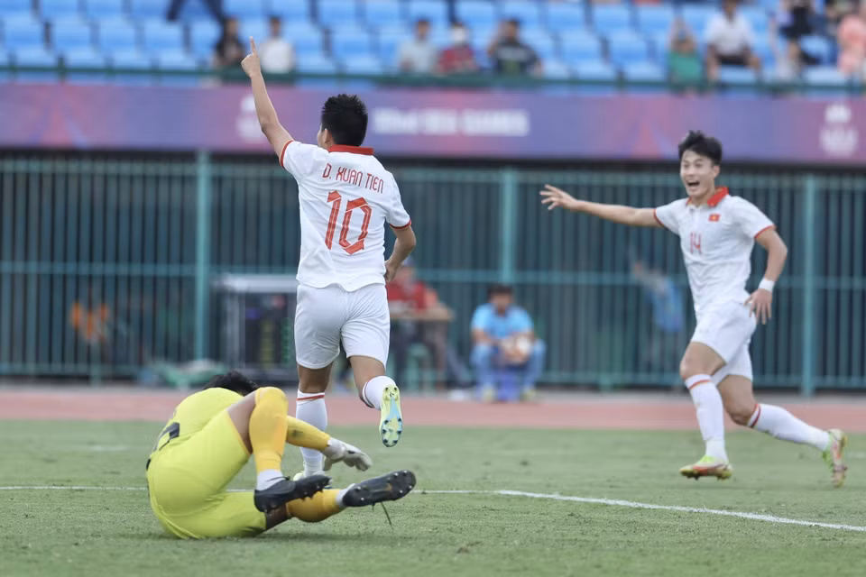 Niềm vui của Đinh Xuân Tiến (10) và đồng đội sau khi U22 Việt Nam có bàn san bằng tỷ số 2-2. (Ảnh: Minh Quyết/TTXVN)