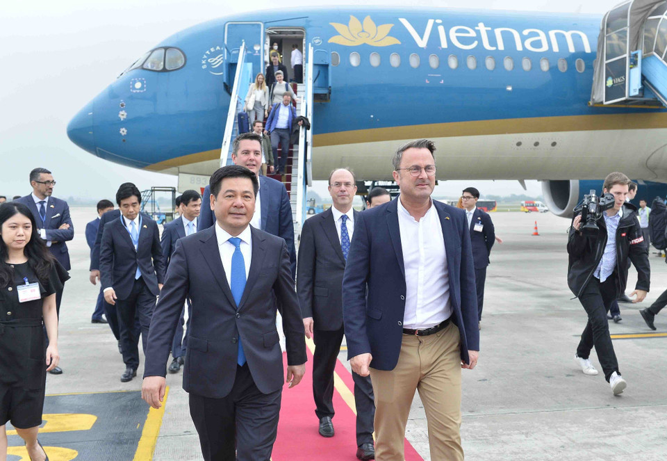 Bộ trưởng Bộ Công Thương Nguyễn Hồng Diên đón Thủ tướng Đại Công quốc Luxembourg Xavier Bettel tại Sân bay Quốc tế Nội Bài, Hà Nội. (Ảnh: Minh Đức/TTXVN)