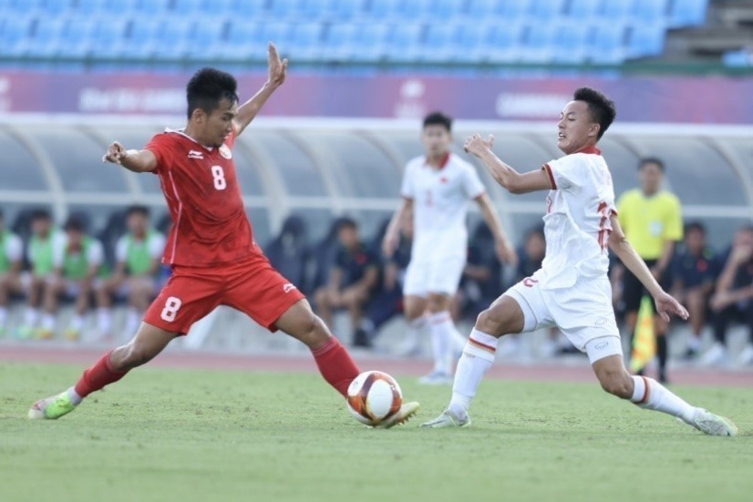 Sự quyết liệt của trận đấu được thể hiện ngay sau tiếng còi khai cuộc. (Ảnh: Minh Quyết/TTXVN)